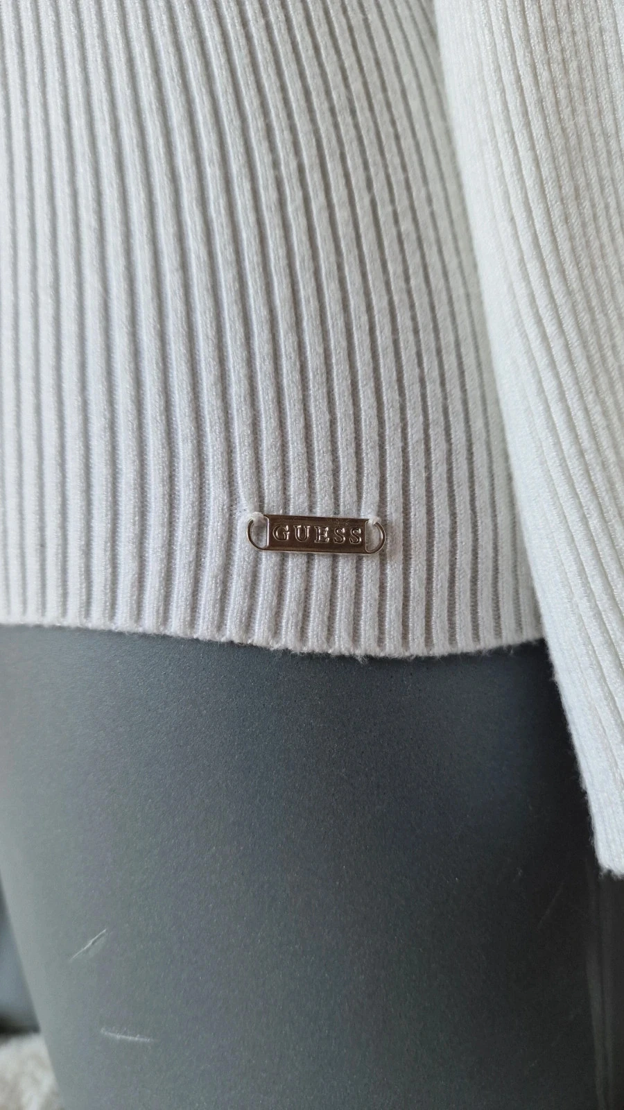 Suéter Guess blanco crema con hombros descubiertos mangas trenzadas T40 – photo 12
